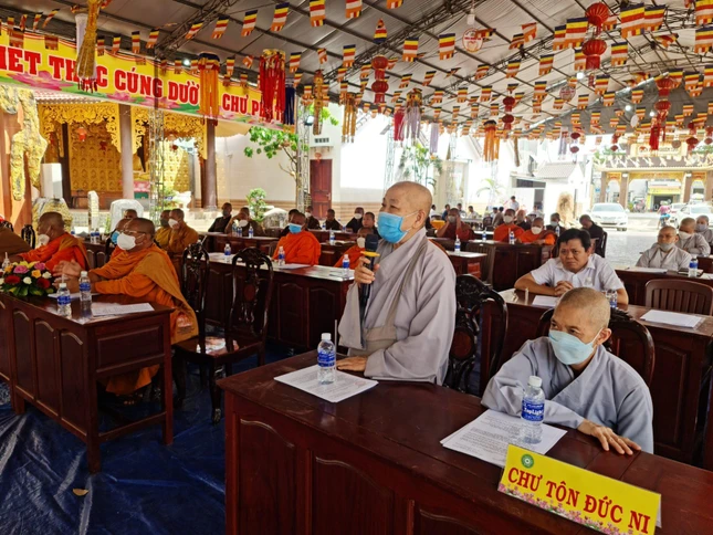 Chư Ni đóng góp ý kiến tại hội nghị