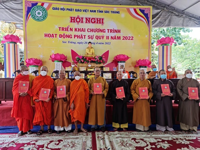 Trao quyết định chuẩn y nhân sự