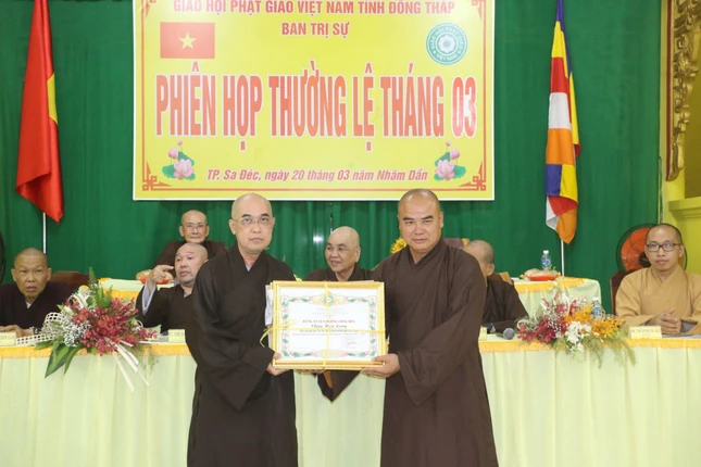 Thượng tọa Thích Tĩnh Triệt, Phó ban Thường trực Ban Trị sự Phật giáo tỉnh trao Bằng công đức