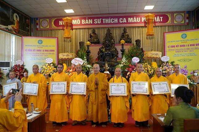 Hòa thượng Thích Quảng Tùng trao Bằng tuyên dương công đức của Trung ương GHPGVN đến Ban Điều hành lớp