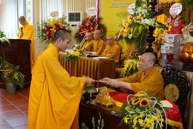 Hòa thượng Thích Bảo Nghiêm trao bằng tốt nghiệp đến Tăng Ni sinh