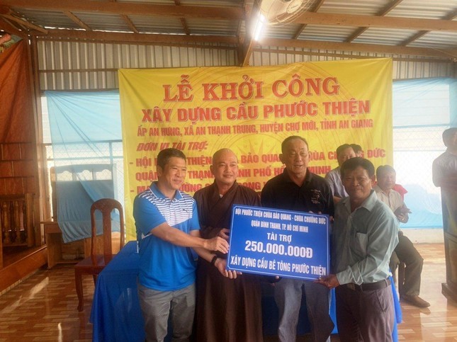 Hội Phước Thiện trao bảng tượng trưng hỗ trợ số tiền 250 triệu đồng để xây dựng cầu Hội Phước Thiện trao bảng tượng trưng hỗ trợ số tiền 250 triệu đồng để xây dựng cầu