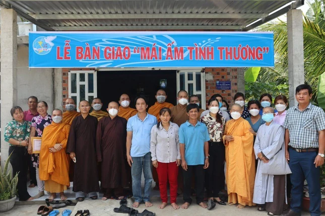Chư Tăng Ni và các mạnh thường quân trong buổi lễ bàn giao nhà tình thương đến gia đình bà Phan Thị Thanh Hoa Chư Tăng Ni và các mạnh thường quân trong buổi lễ bàn giao nhà tình thương đến gia đình bà Phan Thị Thanh Hoa