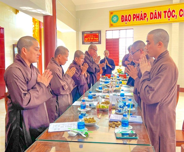 Niệm Phật cầu gia hộ trước khi tiến hành buổi họp