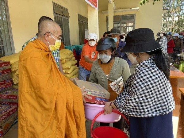 Hòa thượng Thích Minh Lộc tận tay trao quà đến bà con