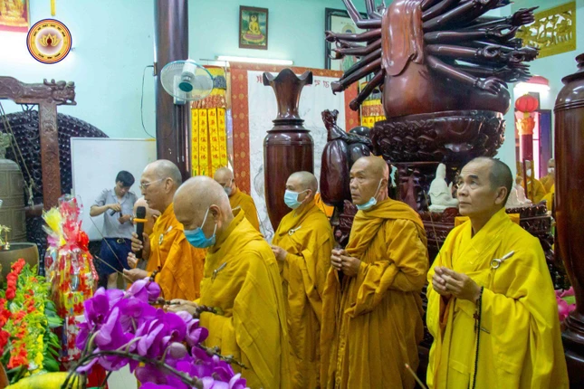 Chư tôn đức thắp hương