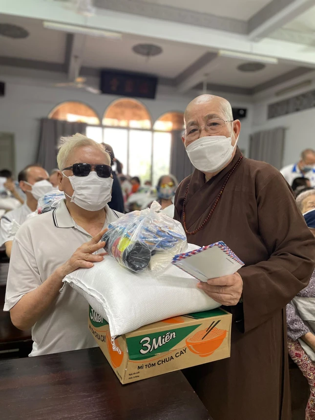 Ni trưởng Thích nữ Từ Nhẫn tận tay trao quà đến người khiếm thị Ni trưởng Thích nữ Từ Nhẫn tận tay trao quà đến người khiếm thị