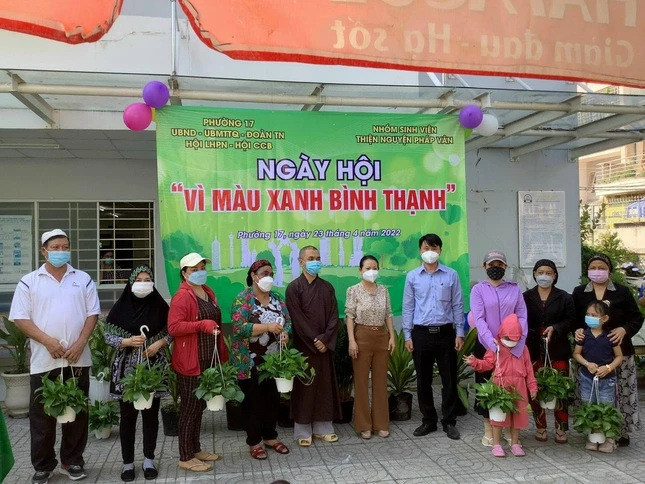 Tặng cây xanh đến bà con dân tộc Chăm Tặng cây xanh đến bà con dân tộc Chăm