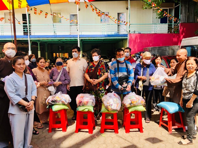 Chùa Tập Thành tặng quà đến người khiếm thị Chùa Tập Thành tặng quà đến người khiếm thị