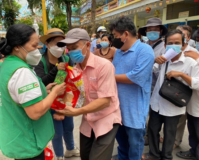 Trao quà cho người khiếm thị trên địa bàn quận Bình Thạnh Trao quà cho người khiếm thị trên địa bàn quận Bình Thạnh