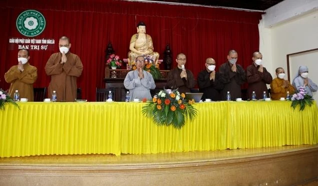 Niệm Phật cầu gia hộ trước khi tiến hành phiên họp - Ảnh: Đăng Quang