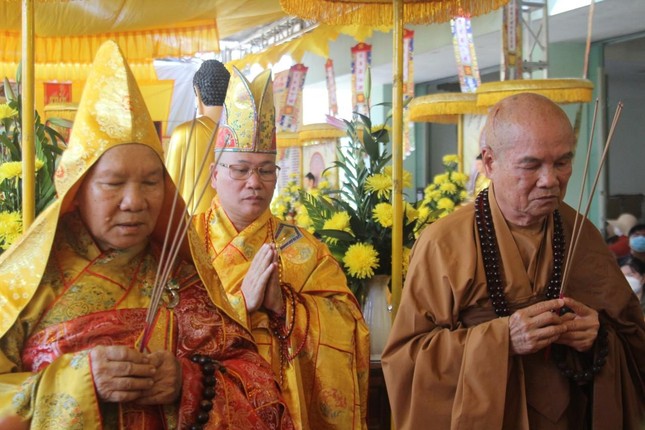 Chư tôn đức thắp hương cầu nguyện