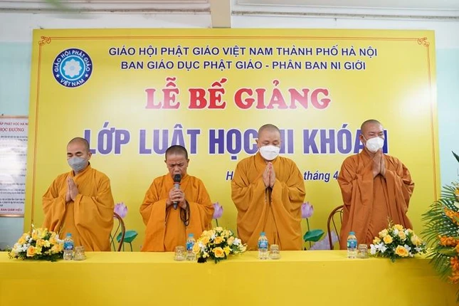 Niệm Phật cầu gia hộ trước khi tiến hành buổi lễ