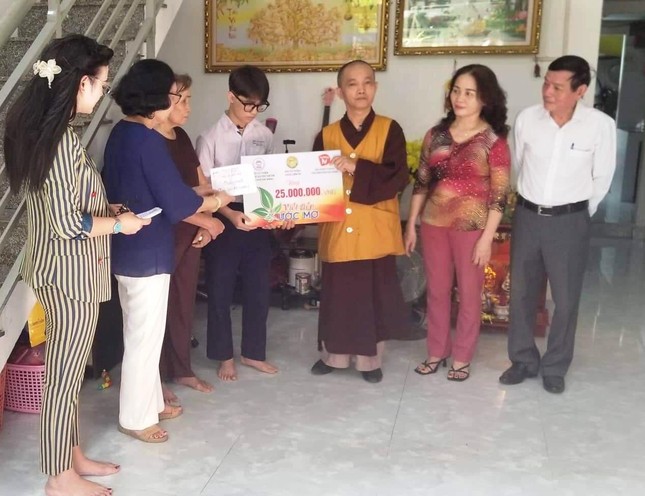 Thượng tọa Thích Thông Quang cùng phái đoàn trao số tiền hỗ trợ cho em Bùi Công Tiến