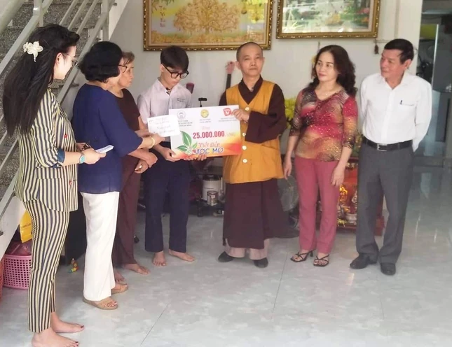 Thượng tọa Thích Thông Quang cùng phái đoàn trao số tiền hỗ trợ cho em Bùi Công Tiến