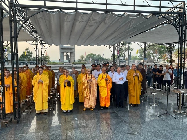 Chư Tăng Ni, chính quyền dâng hương tưởng niệm