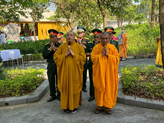 Thượng tọa Thích Quảng Minh, Thượng tọa Thích Nguyên Mãn cùng cán bộ chiến sỹ hiệp lời cầu nguyện