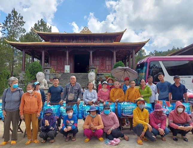 Đoàn từ thiện tịnh xá Ngọc Duyên trao tặng 150 phần quà đến đồng bào dân tộc nghèo Đoàn từ thiện tịnh xá Ngọc Duyên trao tặng 150 phần quà đến đồng bào dân tộc nghèo