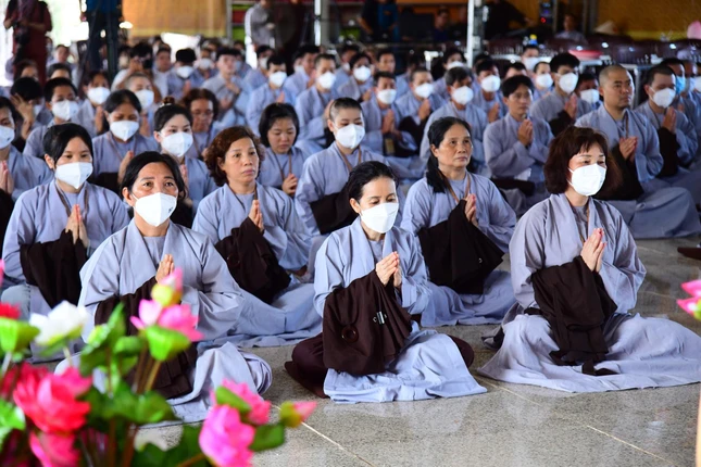 Phật tử tham dự khóa tu xuất gia gieo duyên