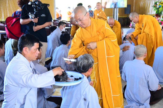 Thượng tọa Thích Nhật Từ cùng chư Tăng cạo tóc cho các hành giả