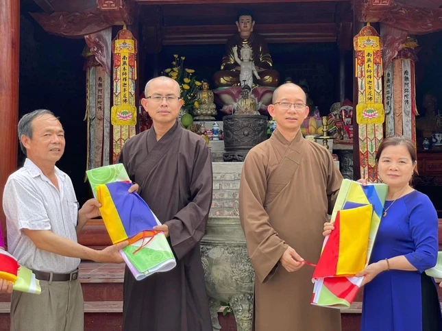 Phật tử về chùa Đức Hậu nhận cờ Phật giáo