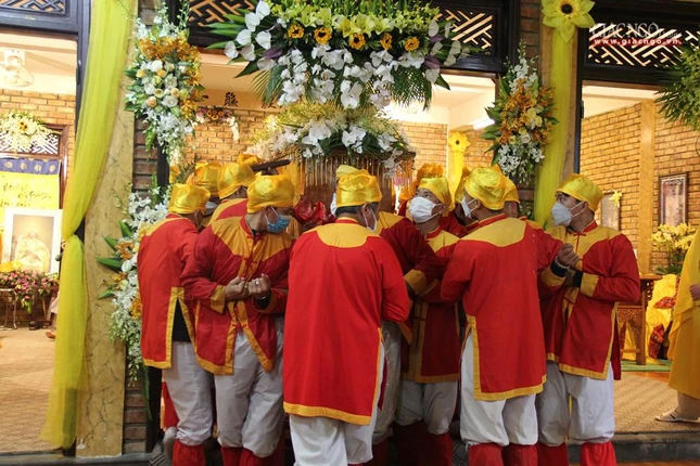 Cung thỉnh kim quan Trưởng lão Hòa thượng rời Giác linh đường Cung thỉnh kim quan Trưởng lão Hòa thượng rời Giác linh đường