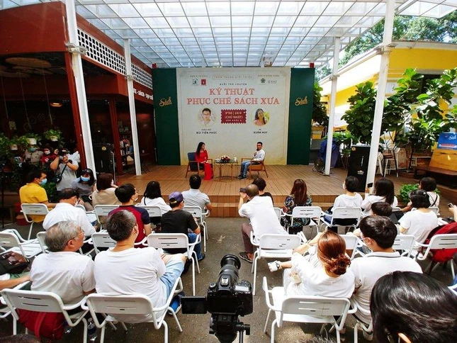 Quang cảnh buổi giao lưu, chia sẻ về kỹ thuật phục chế sách xưa