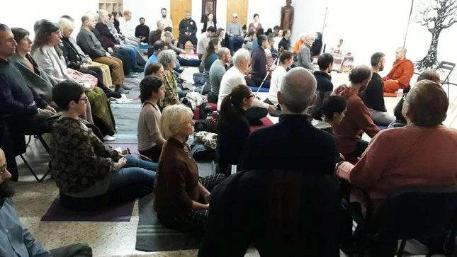 Sư Sanathavihari trong một buổi hướng dẫn tọa thiền Sư Sanathavihari trong một buổi hướng dẫn tọa thiền