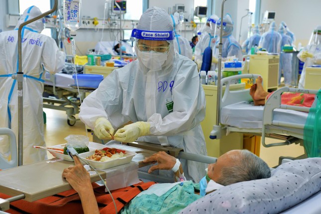 Chăm sóc bệnh nhân mắc Covid-19 - Ảnh: Trần Thế Phong Chăm sóc bệnh nhân mắc Covid-19 - Ảnh: Trần Thế Phong