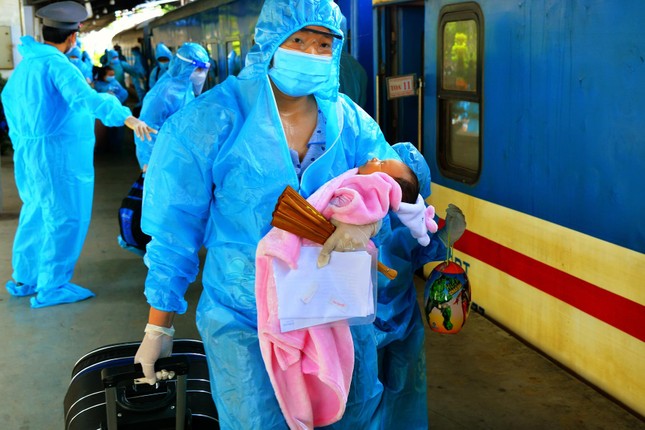 Theo cha đi cách ly - Ảnh: Trần Thế Phong Theo cha đi cách ly - Ảnh: Trần Thế Phong