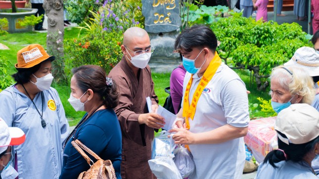 Trao quà đến người khiếm thị