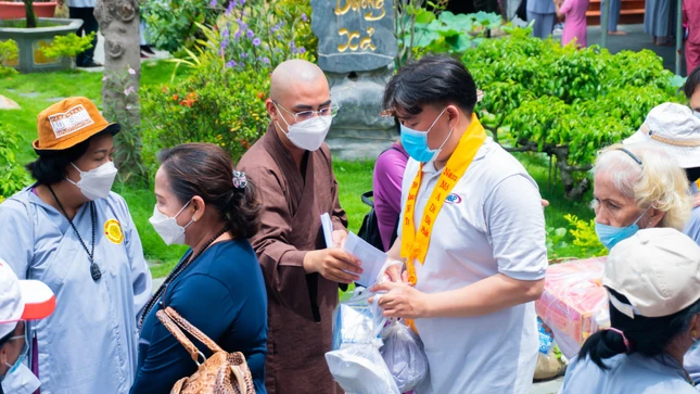 Trao quà đến người khiếm thị