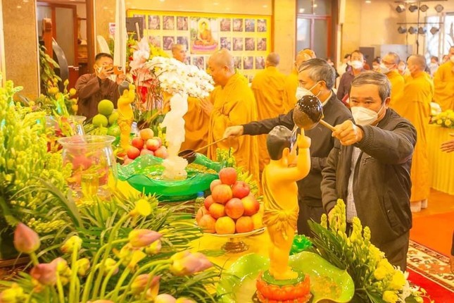 Chư Tăng và các đại biểu thực hiện nghi lễ tắm Phật truyền thống