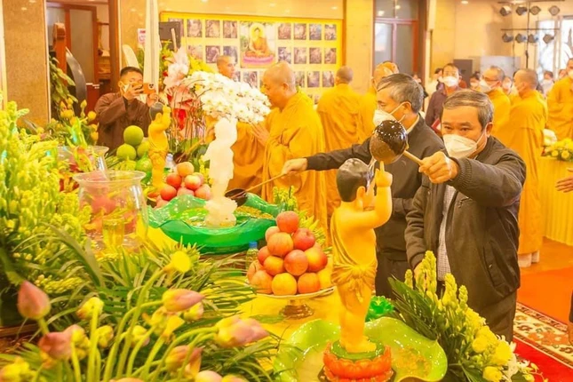Chư Tăng và các đại biểu thực hiện nghi lễ tắm Phật truyền thống