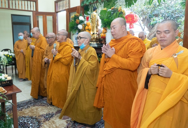 Hòa thượng Thích Minh Giác thay mặt Ban Trị sự Phật giáo quận Bình Thạnh dâng lời tưởng niệm