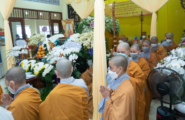 Hữu nhiễu kim quan