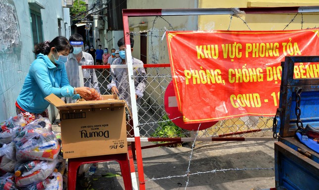 San sẻ yêu thương - Ảnh: Trần Thế Phong San sẻ yêu thương - Ảnh: Trần Thế Phong