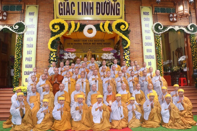 Phân ban Ni giới Trung ương cùng lãnh đạo Phân ban Ni giới các tỉnh, thành chụp ảnh cùng môn đồ pháp quyến trước Giác linh đường