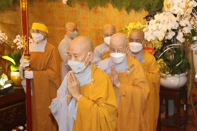 Hữu nhiễu kim quan