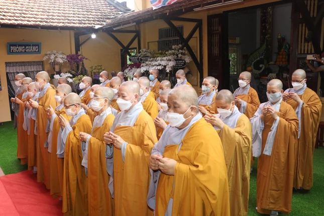 Chư Ni dâng hương tưởng niệm