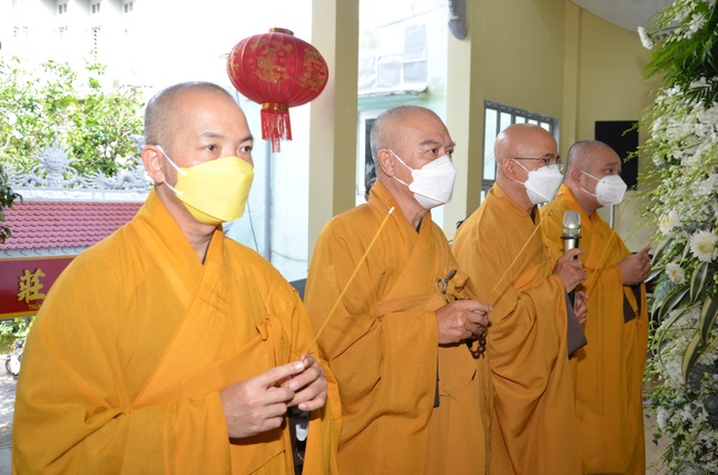 Chư tôn đức trong Ban Trị sự Phật giáo TP.HCM thắp hương tưởng niệm