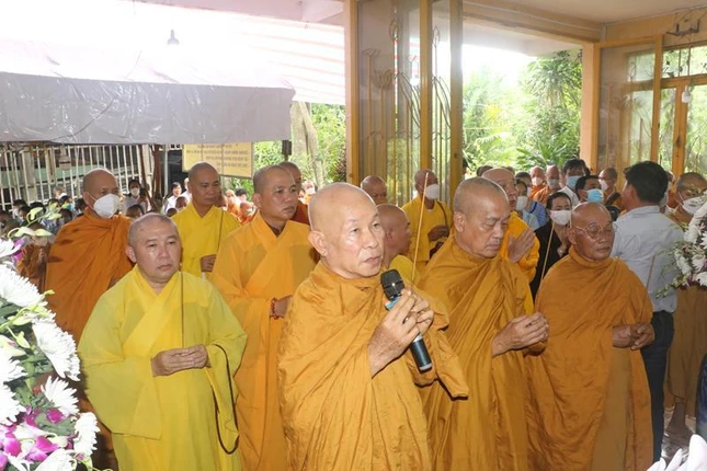 Chư tôn đức thắp hương cầu nguyện