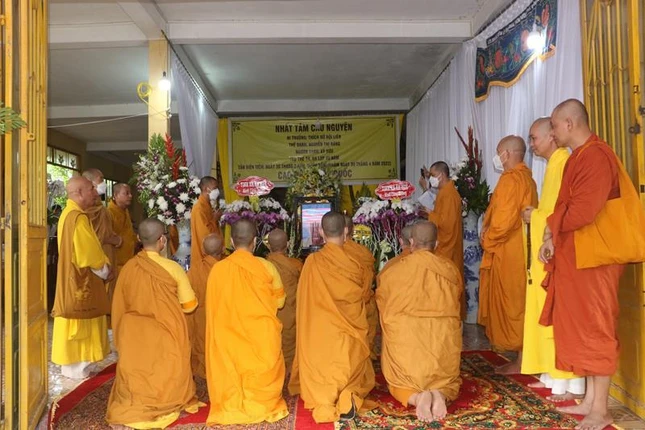 Môn đồ pháp quyến thành kính đảnh lễ ân sư