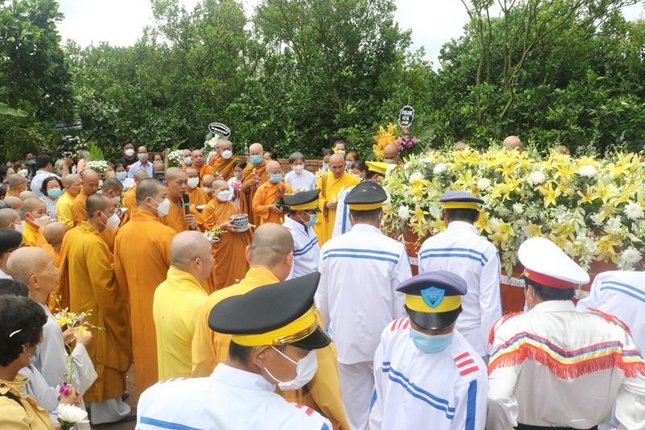 Cung tống kim quan Ni trưởng Thích nữ Hội Liên nhập tháp