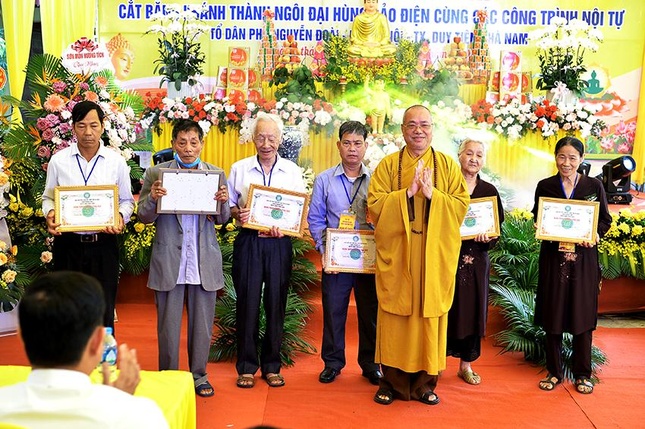 Hòa thượng Thích Thanh Đạt tặng Giấy tuyên dương công đức đến các cá nhân, tập thể đã góp công, góp của để xây dựng chùa Khánh Vân