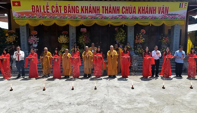 Cắt băng khánh thành chùa Khánh Vân