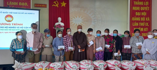 Trao quà đến bà con nghèo ở xã Mỹ An Hưng A, huyện Lấp Vò, tỉnh Đồng Tháp