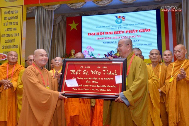 Hòa thượng Thích Thiện Nhơn đã trao tặng khánh vàng "Phật sự viên thành" đến tân Ban Trị sự Phật giáo tỉnh nhiệm kỳ 2022-2027