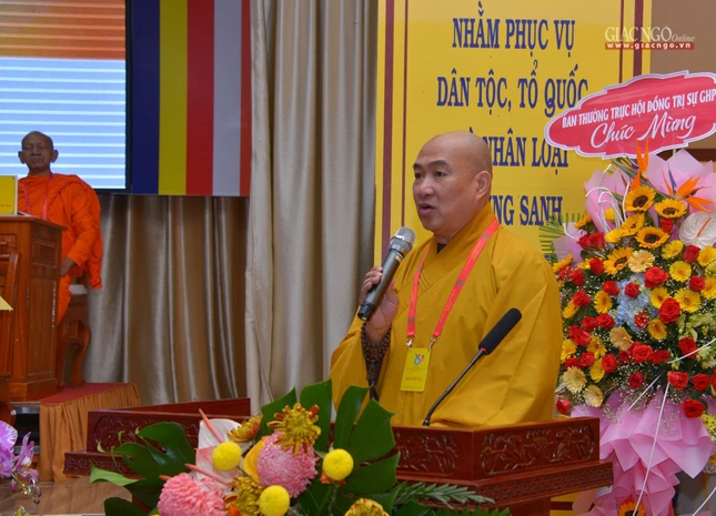 Thượng tọa Thích Phước Nguyên đọc quyết định tặng Bằng tuyên dương công đức