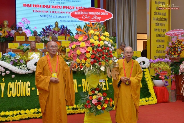 Hòa thượng Thích Thiện Đức tặng hoa chúc mừng